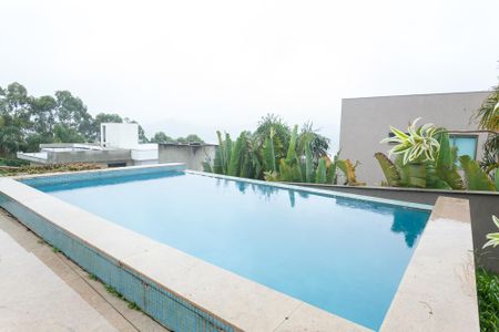 Casa à venda com 240m², 3 quartos e 4 vagas Casa à venda com 240m², 3 quartos e 4 vagasPiscina