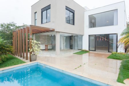 Casa à venda com 240m², 3 quartos e 4 vagas Casa à venda com 240m², 3 quartos e 4 vagasPiscina