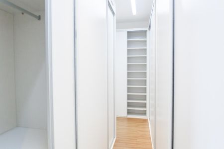 Casa à venda com 240m², 3 quartos e 4 vagas Casa à venda com 240m², 3 quartos e 4 vagascloset suite