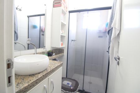 Banheiro de apartamento para alugar com 2 quartos, 52m² em Parque Guarapiranga, São Paulo