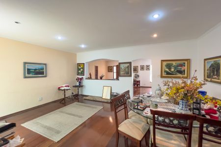 Casa para alugar com 275m², 4 quartos e 3 vagas Casa para alugar com 275m², 4 quartos e 3 vagasSala