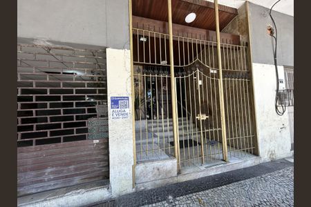 Apartamento para alugar com 70m², 2 quartos e 1 vagaFachada + plaquinha