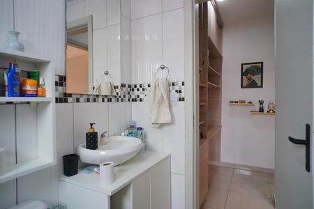 Banheiro  de apartamento à venda com 1 quarto, 73m² em Jardim Itu, Porto Alegre
