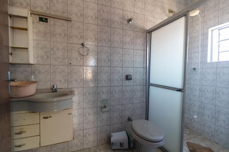Casa à venda com 313m², 4 quartos e 2 vagas Casa à venda com 313m², 4 quartos e 2 vagasBanheiro da Suíte da Casa 01