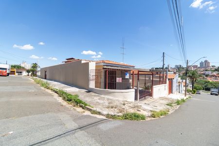 Casa à venda com 313m², 4 quartos e 2 vagas Casa à venda com 313m², 4 quartos e 2 vagasFachada