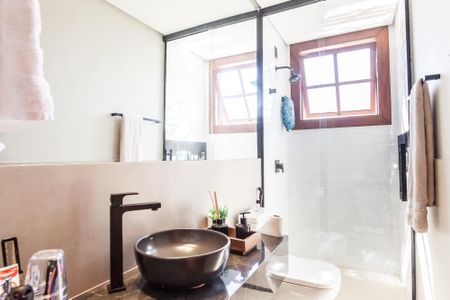 Casa de condomínio à venda com 465m², 4 quartos e 4 vagas Casa de condomínio à venda com 465m², 4 quartos e 4 vagasBanheiro Social 2