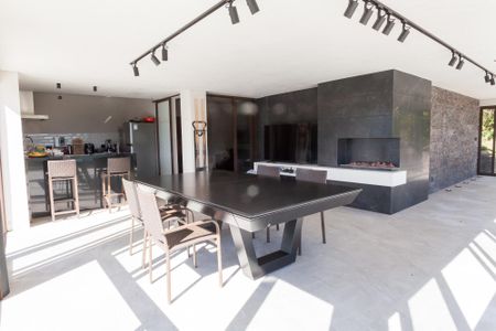 Casa de condomínio à venda com 465m², 4 quartos e 4 vagas Casa de condomínio à venda com 465m², 4 quartos e 4 vagasÁrea gourmet / jantar