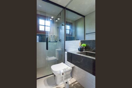 Casa de condomínio à venda com 465m², 4 quartos e 4 vagas Casa de condomínio à venda com 465m², 4 quartos e 4 vagasBanheiro Social 1