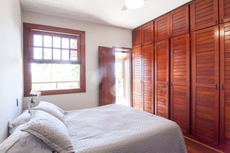 Casa de condomínio à venda com 465m², 4 quartos e 4 vagas Casa de condomínio à venda com 465m², 4 quartos e 4 vagassuite