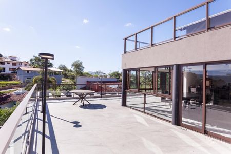 Casa de condomínio à venda com 465m², 4 quartos e 4 vagas Casa de condomínio à venda com 465m², 4 quartos e 4 vagasvaranda 2