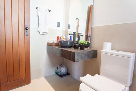 Casa de condomínio à venda com 465m², 4 quartos e 4 vagas Casa de condomínio à venda com 465m², 4 quartos e 4 vagasBanheiro suite