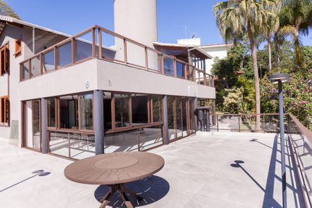 Casa de condomínio à venda com 465m², 4 quartos e 4 vagas Casa de condomínio à venda com 465m², 4 quartos e 4 vagasvaranda 2