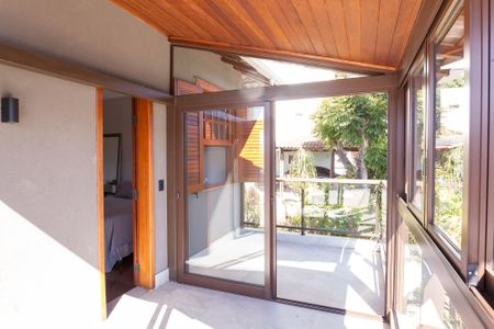 Casa de condomínio à venda com 465m², 4 quartos e 4 vagas Casa de condomínio à venda com 465m², 4 quartos e 4 vagasVaranda da suite