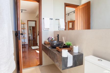 Casa de condomínio à venda com 465m², 4 quartos e 4 vagas Casa de condomínio à venda com 465m², 4 quartos e 4 vagasBanheiro Social 2