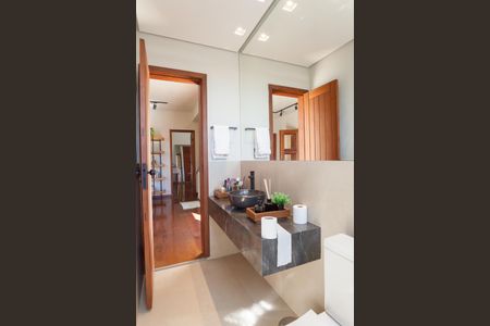 Casa de condomínio à venda com 465m², 4 quartos e 4 vagas Casa de condomínio à venda com 465m², 4 quartos e 4 vagasBanheiro Social 2