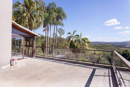 Casa de condomínio à venda com 465m², 4 quartos e 4 vagas Casa de condomínio à venda com 465m², 4 quartos e 4 vagasVaranda