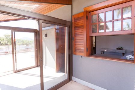 Casa de condomínio à venda com 465m², 4 quartos e 4 vagas Casa de condomínio à venda com 465m², 4 quartos e 4 vagasVaranda da suite