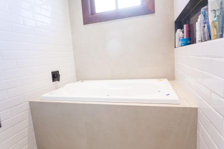 Casa de condomínio à venda com 465m², 4 quartos e 4 vagas Casa de condomínio à venda com 465m², 4 quartos e 4 vagasBanheiro suite