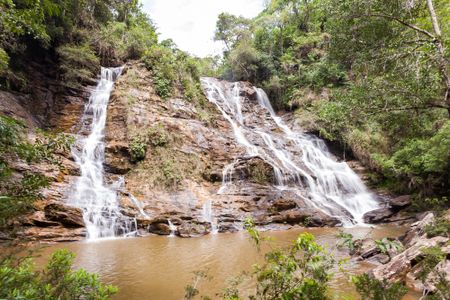 Casa de condomínio à venda com 465m², 4 quartos e 4 vagas Casa de condomínio à venda com 465m², 4 quartos e 4 vagascachoeira 1