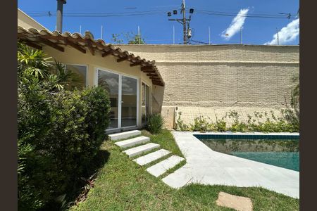 Casa de condomínio à venda com 362m², 3 quartos e 4 vagas Casa de condomínio à venda com 362m², 3 quartos e 4 vagasPiscina