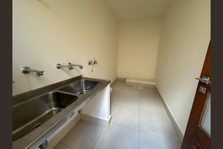 Casa de condomínio à venda com 362m², 3 quartos e 4 vagas Casa de condomínio à venda com 362m², 3 quartos e 4 vagasÁrea de Serviço