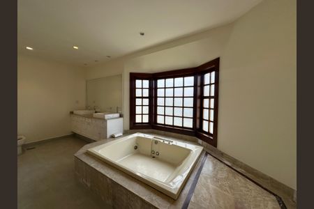 Casa de condomínio à venda com 362m², 3 quartos e 4 vagas Casa de condomínio à venda com 362m², 3 quartos e 4 vagasBanheiro da Suíte 1