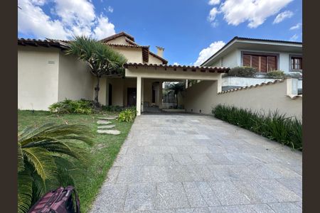 Casa de condomínio à venda com 362m², 3 quartos e 4 vagas Casa de condomínio à venda com 362m², 3 quartos e 4 vagasFachada
