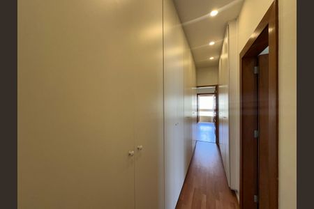 Casa de condomínio à venda com 362m², 3 quartos e 4 vagas Casa de condomínio à venda com 362m², 3 quartos e 4 vagasCloset da suíte 1