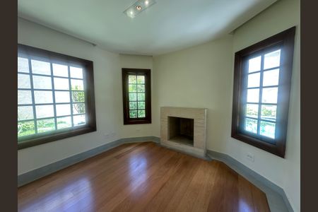 Casa de condomínio à venda com 362m², 3 quartos e 4 vagas Casa de condomínio à venda com 362m², 3 quartos e 4 vagasSala