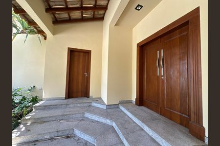 Casa de condomínio à venda com 362m², 3 quartos e 4 vagas Casa de condomínio à venda com 362m², 3 quartos e 4 vagasFachada