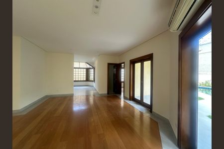 Casa de condomínio à venda com 362m², 3 quartos e 4 vagas Casa de condomínio à venda com 362m², 3 quartos e 4 vagasSala