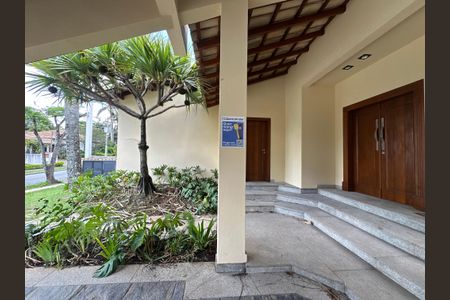 Casa de condomínio à venda com 362m², 3 quartos e 4 vagas Casa de condomínio à venda com 362m², 3 quartos e 4 vagasFachada