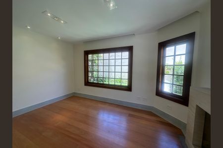 Casa de condomínio à venda com 362m², 3 quartos e 4 vagas Casa de condomínio à venda com 362m², 3 quartos e 4 vagasSala