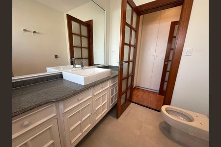 Casa de condomínio à venda com 362m², 3 quartos e 4 vagas Casa de condomínio à venda com 362m², 3 quartos e 4 vagasBanheiro da Suíte 3