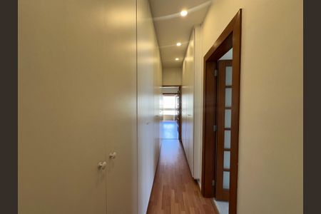 Casa de condomínio à venda com 362m², 3 quartos e 4 vagas Casa de condomínio à venda com 362m², 3 quartos e 4 vagasCloset da suíte 1