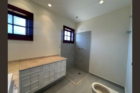 Casa de condomínio à venda com 362m², 3 quartos e 4 vagas Casa de condomínio à venda com 362m², 3 quartos e 4 vagasBanheiro da Suíte 2