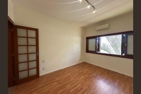 Casa de condomínio à venda com 362m², 3 quartos e 4 vagas Casa de condomínio à venda com 362m², 3 quartos e 4 vagasSuíte 3