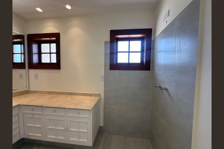 Casa de condomínio à venda com 362m², 3 quartos e 4 vagas Casa de condomínio à venda com 362m², 3 quartos e 4 vagasBanheiro da Suíte 2