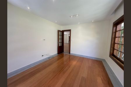 Casa de condomínio à venda com 362m², 3 quartos e 4 vagas Casa de condomínio à venda com 362m², 3 quartos e 4 vagasSala