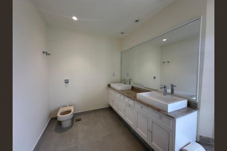 Casa de condomínio à venda com 362m², 3 quartos e 4 vagas Casa de condomínio à venda com 362m², 3 quartos e 4 vagasBanheiro da Suíte 1