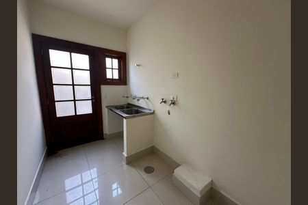 Casa de condomínio à venda com 362m², 3 quartos e 4 vagas Casa de condomínio à venda com 362m², 3 quartos e 4 vagasÁrea de Serviço