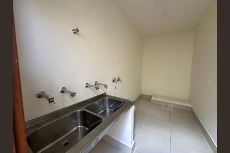 Casa de condomínio à venda com 362m², 3 quartos e 4 vagas Casa de condomínio à venda com 362m², 3 quartos e 4 vagasÁrea de Serviço