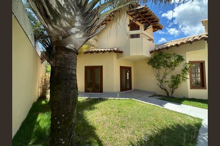 Casa de condomínio à venda com 362m², 3 quartos e 4 vagas Casa de condomínio à venda com 362m², 3 quartos e 4 vagasQuintal