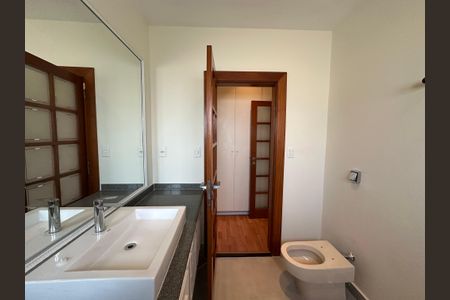 Casa de condomínio à venda com 362m², 3 quartos e 4 vagas Casa de condomínio à venda com 362m², 3 quartos e 4 vagasBanheiro da Suíte 3