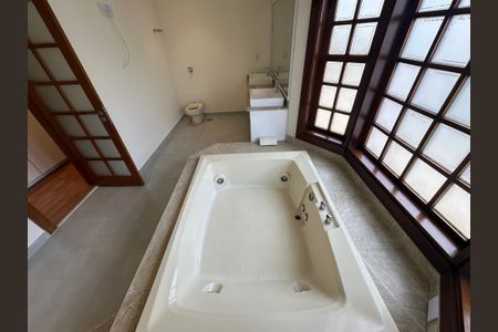 Casa de condomínio à venda com 362m², 3 quartos e 4 vagas Casa de condomínio à venda com 362m², 3 quartos e 4 vagasBanheiro da Suíte 1