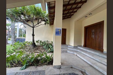 Casa de condomínio à venda com 362m², 3 quartos e 4 vagas Casa de condomínio à venda com 362m², 3 quartos e 4 vagasFachada