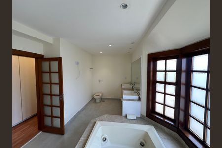 Casa de condomínio à venda com 362m², 3 quartos e 4 vagas Casa de condomínio à venda com 362m², 3 quartos e 4 vagasBanheiro da Suíte 1