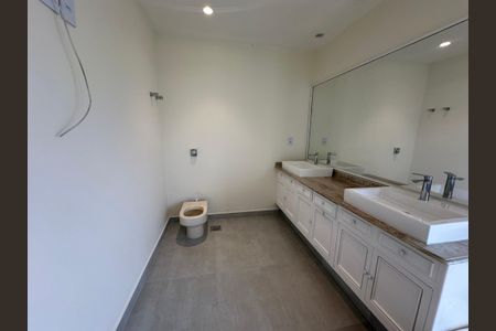 Casa de condomínio à venda com 362m², 3 quartos e 4 vagas Casa de condomínio à venda com 362m², 3 quartos e 4 vagasBanheiro da Suíte 1