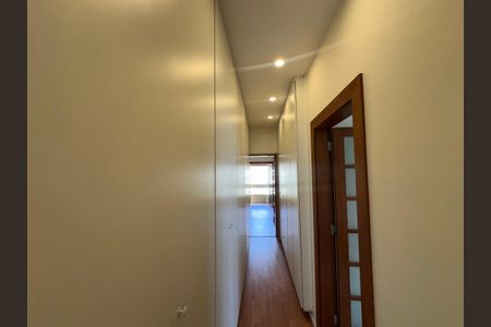 Casa de condomínio à venda com 362m², 3 quartos e 4 vagas Casa de condomínio à venda com 362m², 3 quartos e 4 vagasCloset da suíte 1