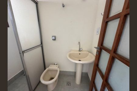 Casa de condomínio à venda com 362m², 3 quartos e 4 vagas Casa de condomínio à venda com 362m², 3 quartos e 4 vagasBanheiro de serviço